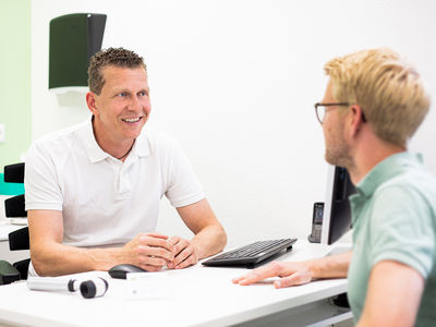 Patientengespräch mit Dr. David Müller in der Hautarztpraxis in Neustadt